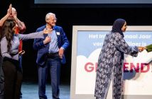 maxima met vrijwilligers.jpg