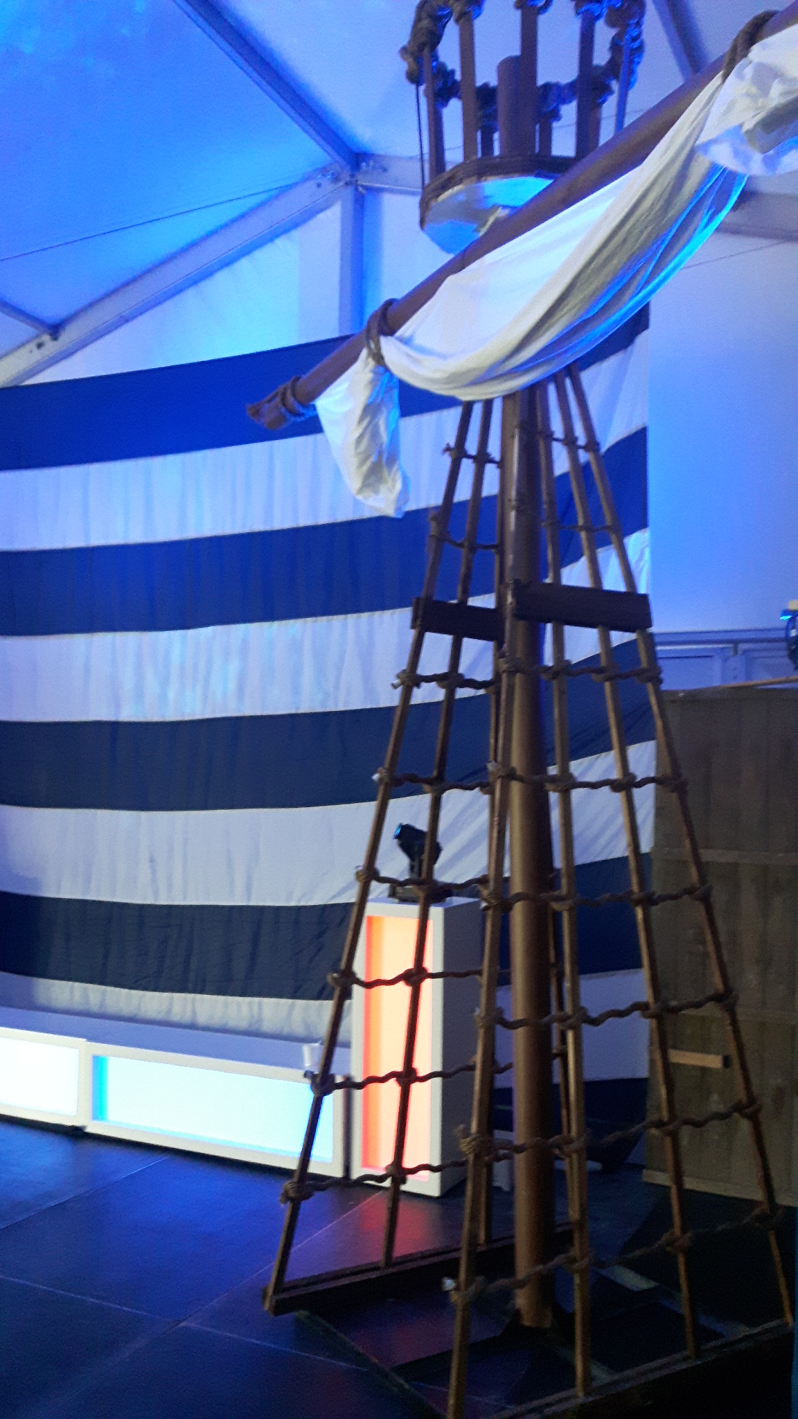 scheepsmast met zeil